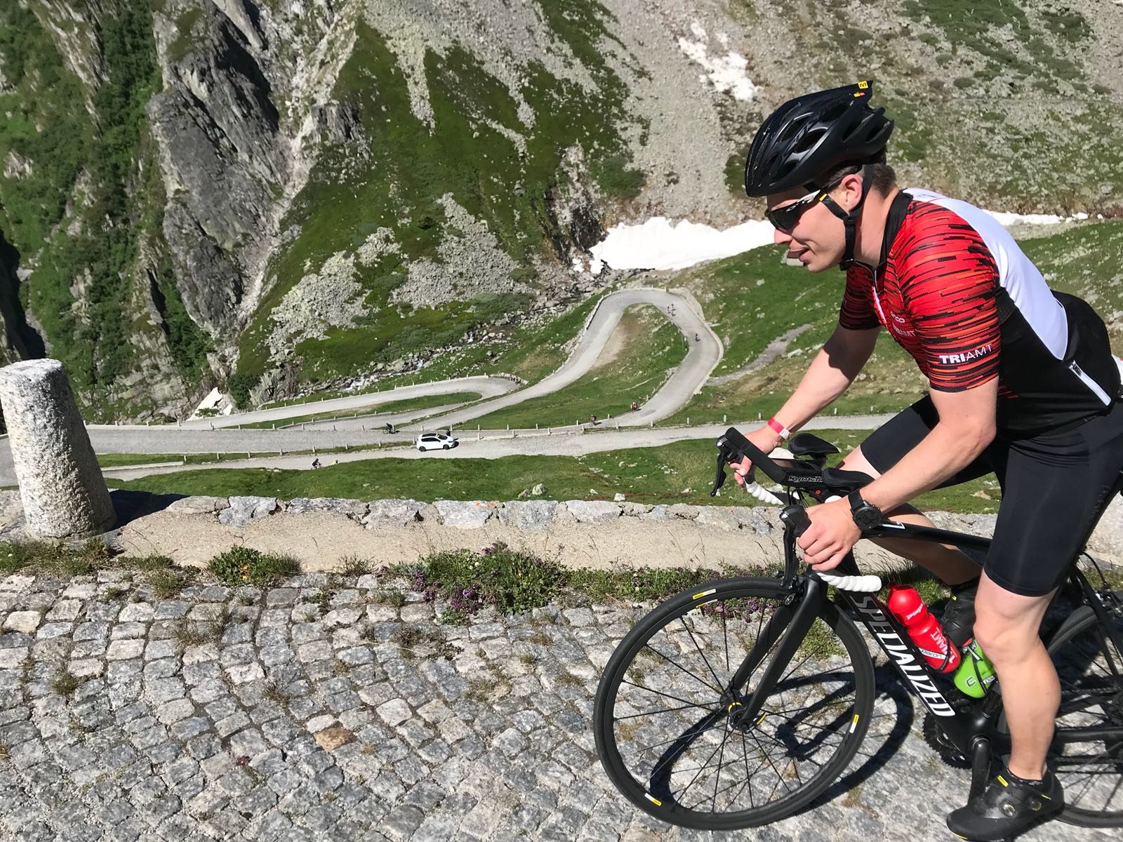 Triamt-Mitglied auf dem Rennrad in den Kehren der Tremola am Gotthard